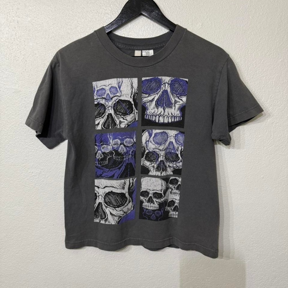 Grey and black skull graphic tee